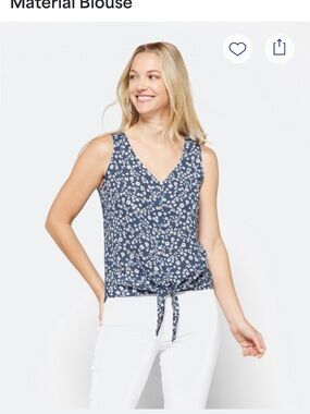 Fortune & Ivy Avayah Sleeveless Blue & White Floral Button-Front Tie-Hem Blouse
